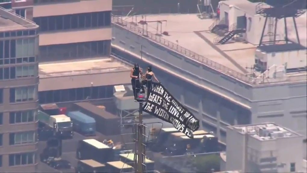 Angela Nikolau e Ivan Beerkus escalaeron el Empire State para comprometerse y terminaron bajo custodia.