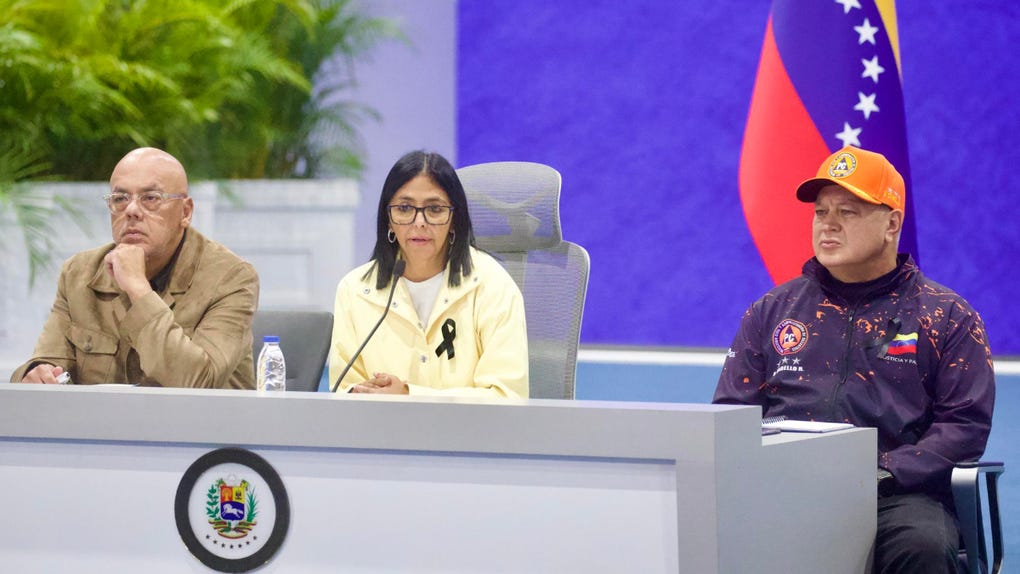 Delcy Rodríguez apareció secundada por su hermano y presidente de la Asamblea Nacional, Jorge Rodríguez, y el ministro del Interior, Diosdado Cabello.