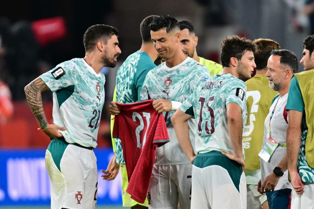 Cristiano, visiblemente conmovido, permaneció unos instantes en silencio con la camiseta de Jota entre sus manos.