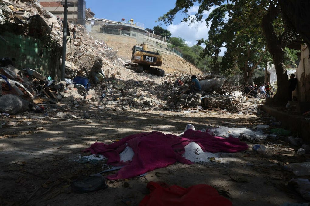 Fotografía que muestra una zona afectada por el doble terremoto de magnitudes 7,2 y 7,5, este miércoles, en La Guaira (Venezuela).
