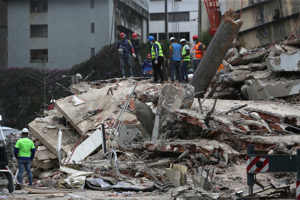 Integrantes de cuerpos de rescate realizan operaciones de búsqueda en edificaciones afectadas este miércoles, en Caracas (Venezuela).