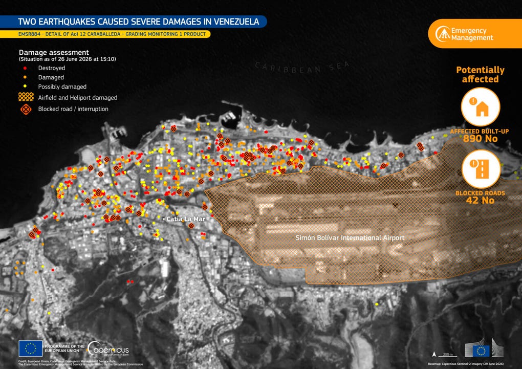 Esta visualización de datos se centra en una sección del Área de Interés 12, Caraballeda, y muestra los daños relacionados con el terremoto. Basada en el producto CEMS Grading Monitoring 1, resalta el impacto observado de los sismos, tal como se cartografió el 26 de junio de 2026. En esta vista, el producto identifica 890 estructuras edificadas afectadas y 42 carreteras bloqueadas o interrumpidas. También identifica daños en el Aeropuerto Internacional Simón Bolívar.