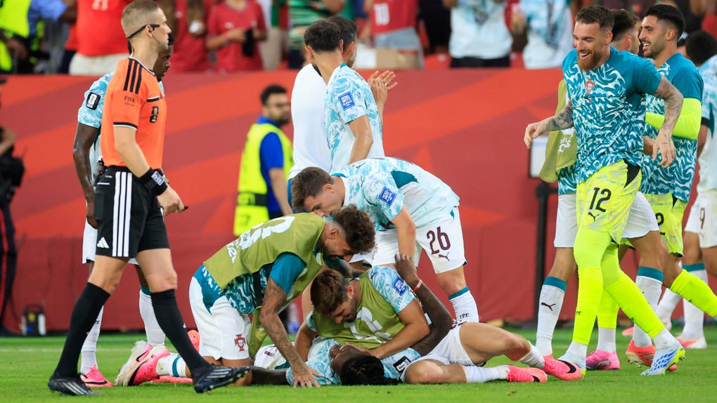 Jugadores de Portugal celebran el gol de Gonzalo Ramos.