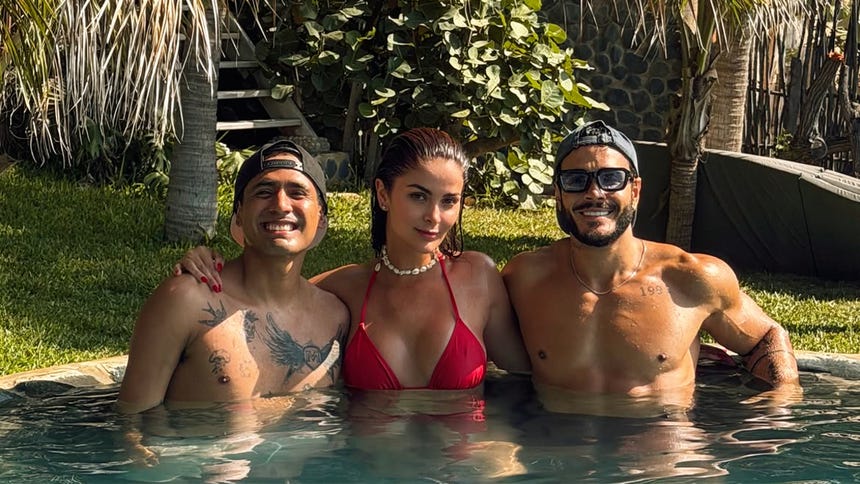 La exmodelo Laura Spoya estuvo en Máncora con Mario Irivarren y Gerardo Pe.