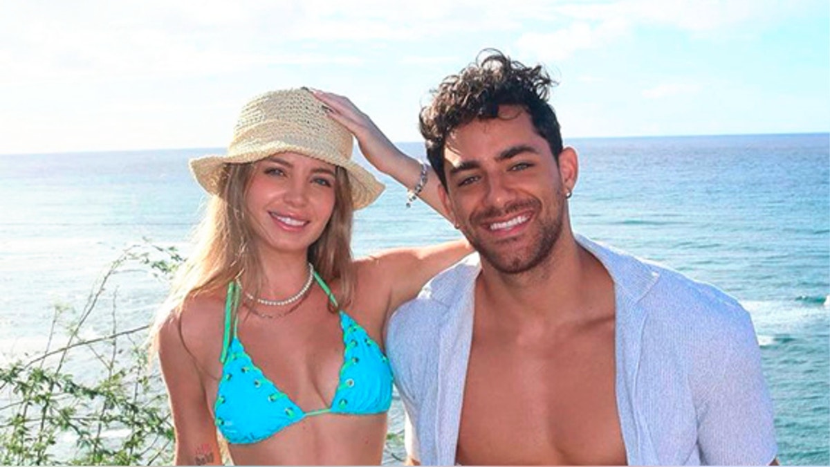 "Me enteré cositas": Austin Palao y Flavia Laos se juntan en reality chileno y tienen tenso momento