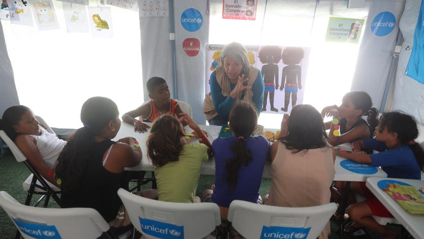 Una mujer da una clase a niños en un polideportivo donde viven centenares de personas una semana después del doble terremoto de Venezuela, este miércoles, en La Guaira (Venezuela).