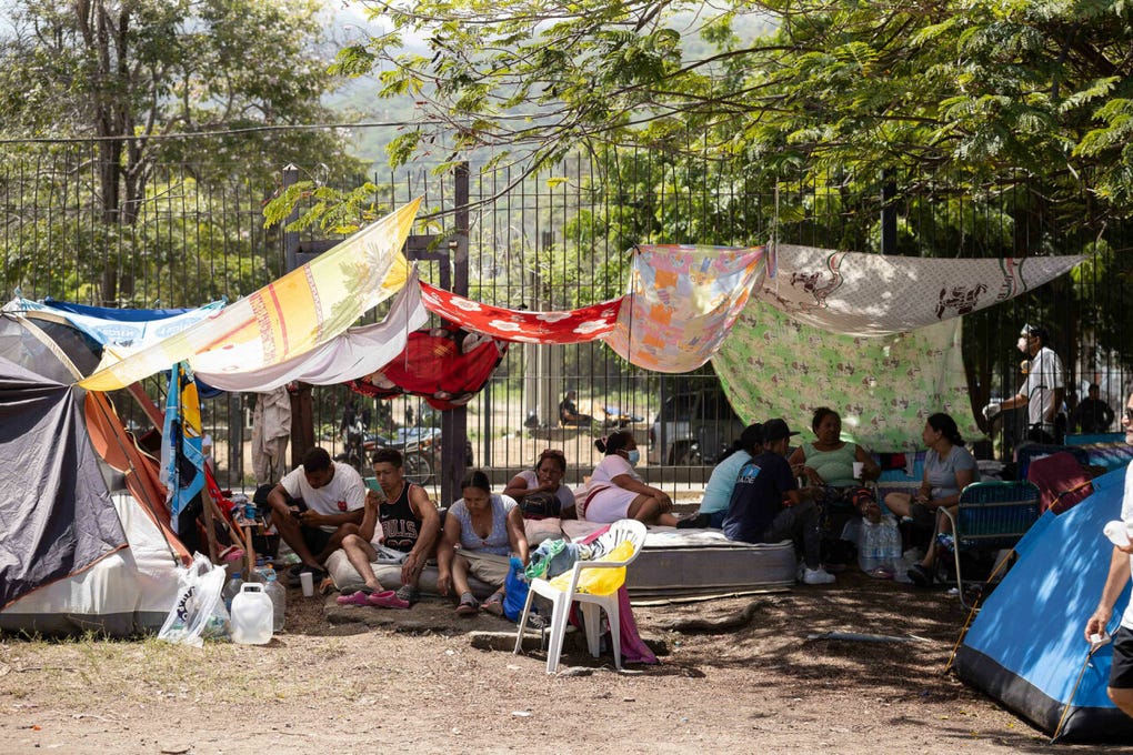 Personas esperan en un refugio de damnificados este miércoles, en La Guaira (Venezuela).