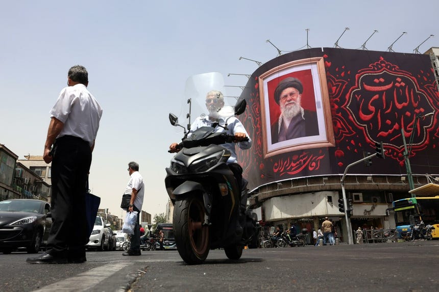 La capital iraní luce carteles con imágenes delf allecido ayatolá. 