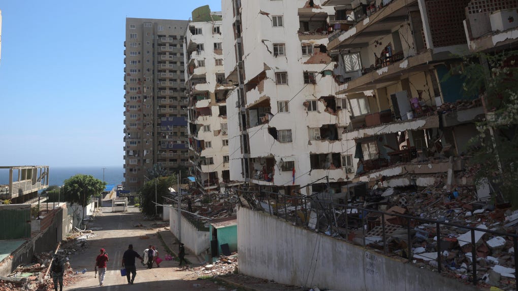 Fotografía que muestra edificios afectados por el doble terremoto de magnitudes 7,2 y 7,5, en La Guaira (Venezuela).