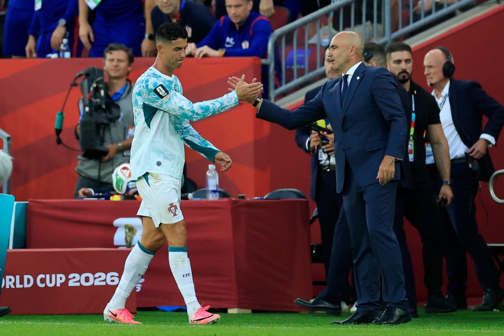 El entrenador Roberto Martínez y su saludo con Cristiano.