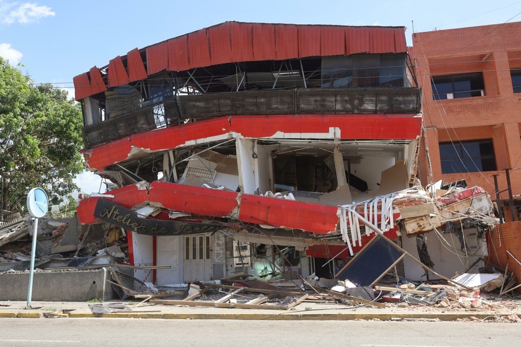 Fotografía que muestra una casa afectada por el doble terremoto de magnitudes 7,2 y 7,5, este miércoles, en La Guaira (Venezuela).