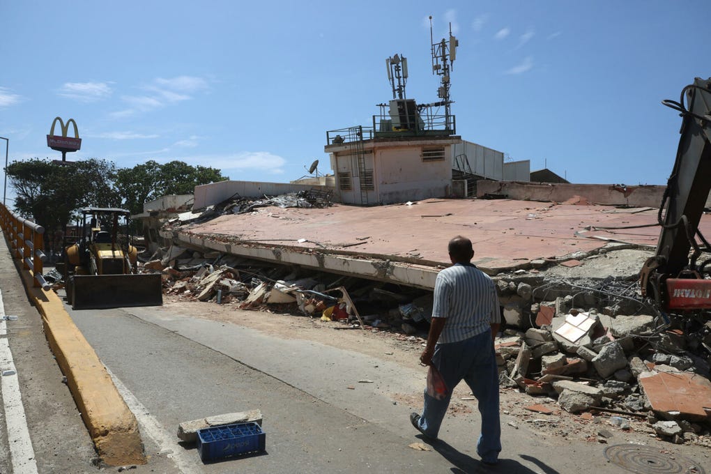 Una persona camina por una zona afectada por el doble terremoto de magnitudes 7,2 y 7,5, este miércoles, en La Guaira (Venezuela).