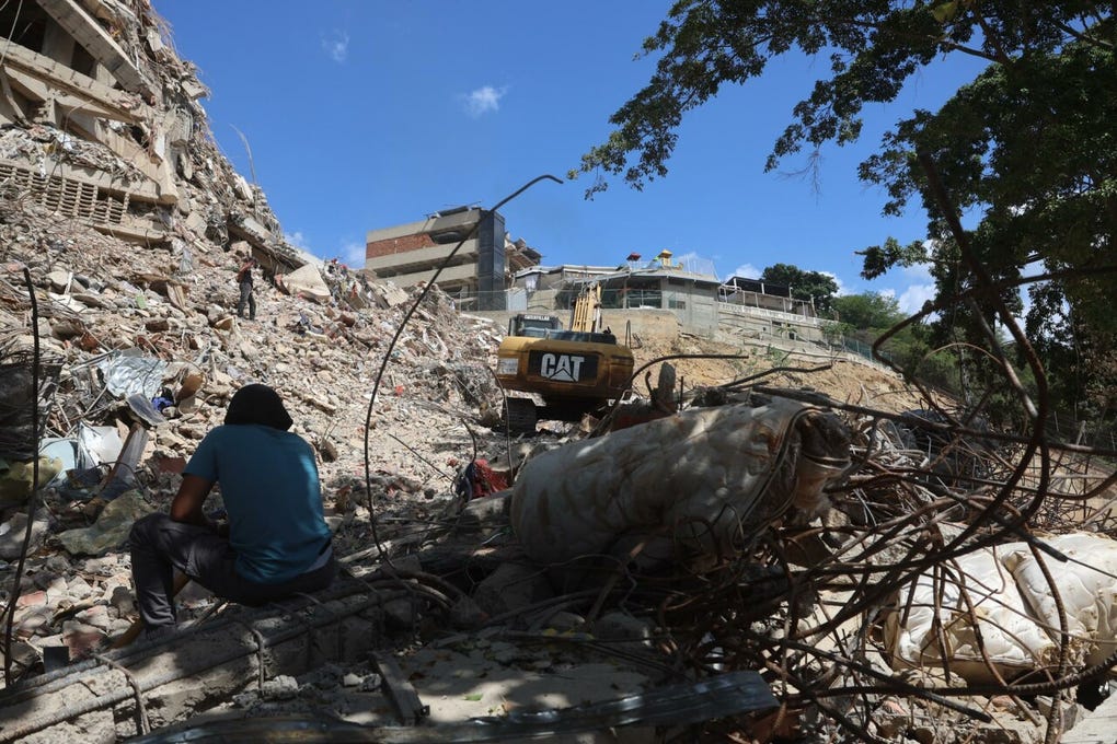 Fotografía que muestra escombros de edificios afectados por el doble terremoto de magnitudes 7,2 y 7,5, este miércoles, en La Guaira (Venezuela).