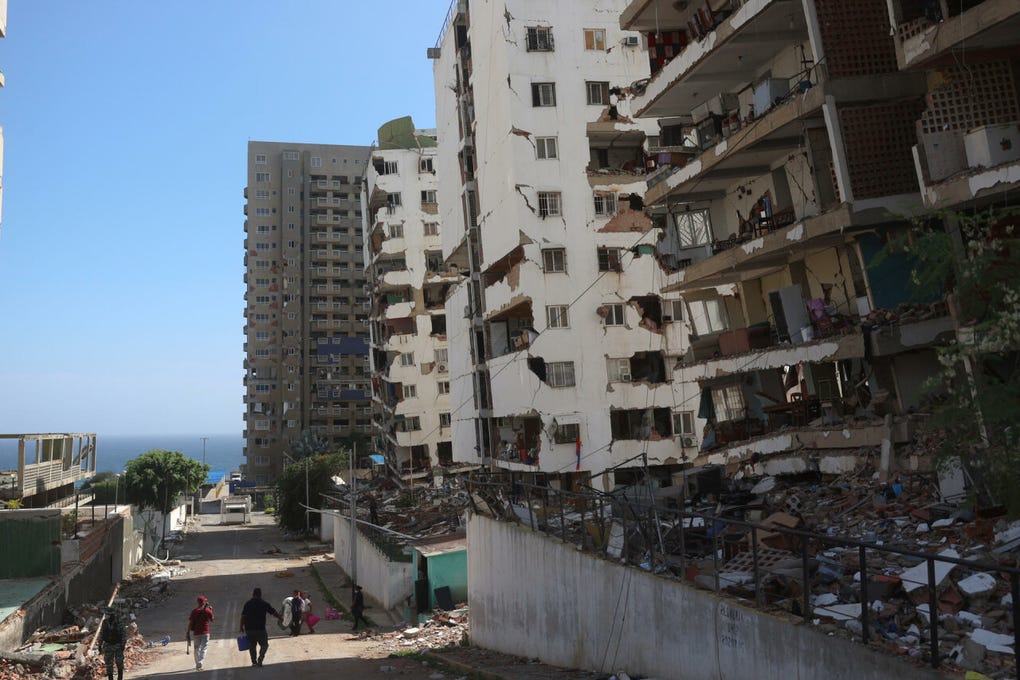 Fotografía que muestra escombros de edificios afectados por el doble terremoto de magnitudes 7,2 y 7,5, este miércoles, en La Guaira (Venezuela).