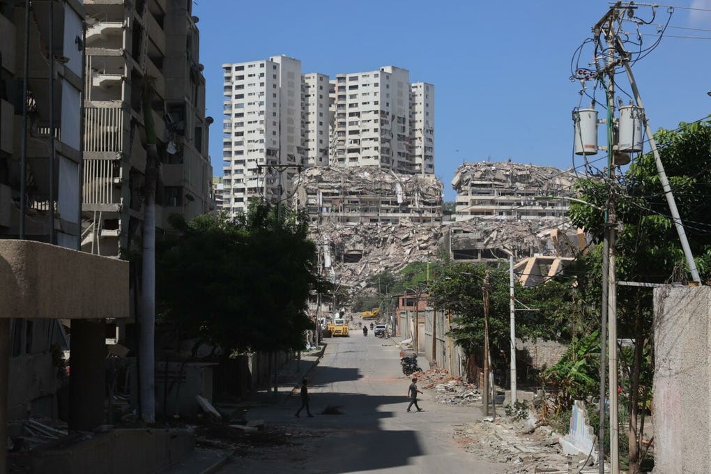 Fotografía que muestra escombros de edificios afectados por el doble terremoto de magnitudes 7,2 y 7,5, este miércoles, en La Guaira (Venezuela).