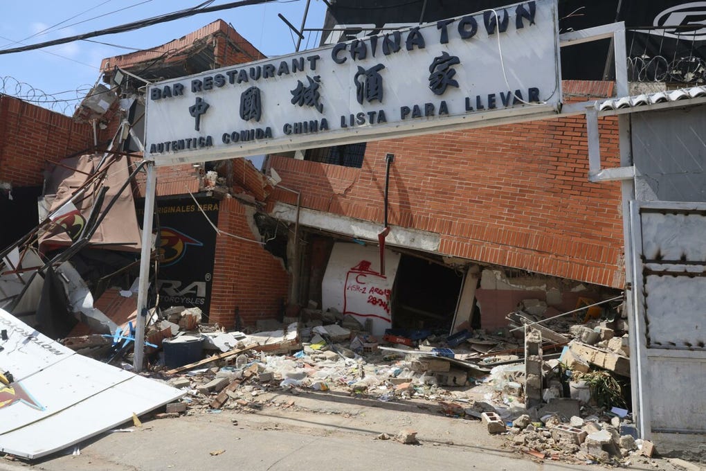 Fotografía que muestra un restaurante chino afectado por el doble terremoto de magnitudes 7,2 y 7,5, este miércoles, en La Guaira (Venezuela).