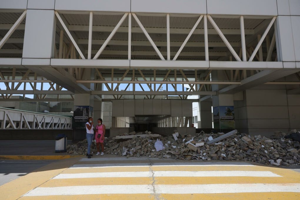 Fotografía que muestra el exterior del Aeropuerto Internacional de Maiquetía afectado por el terremoto de magnitudes 7,2 y 7,5, este miércoles, en Maiquetía (Venezuela).