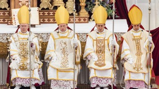 El Vaticano excomulga a cuatro obispos lefebvrianos consagrados sin autorización de León XIV
