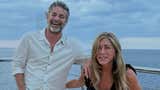 Jennifer Aniston comparte fotos con su novio Jim Curtis tras cumplir un año de relación