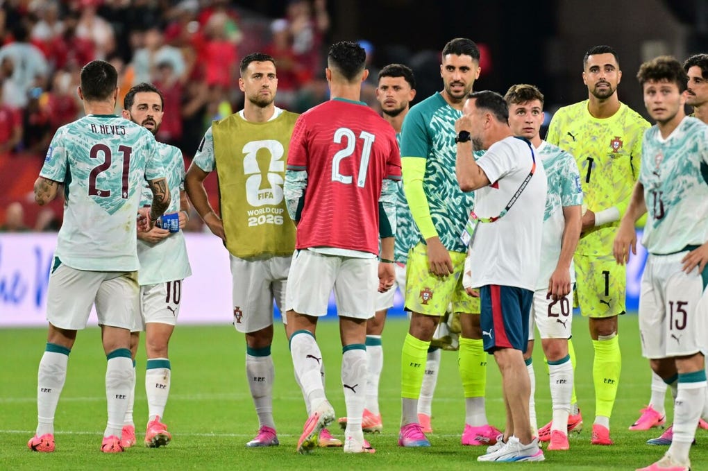 En medio de la celebración, Ronaldo detuvo su festejo para rendir tributo a una figura muy querida dentro del vestuario.