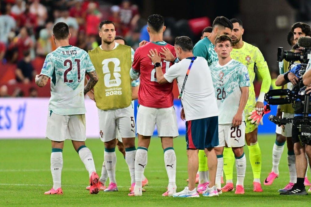 El capitán luso tomó la camiseta número 21 de Diogo Jota y se la colocó sobre los hombros mientras el estadio aún vibraba por el cierre del duelo.