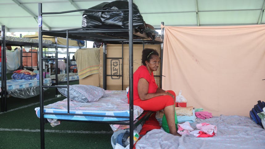 Emilia Rada, sobreviviente del doble terremoto de Venezuela, descansa este miércoles, en un polideportivo en La Guaira (Venezuela). 