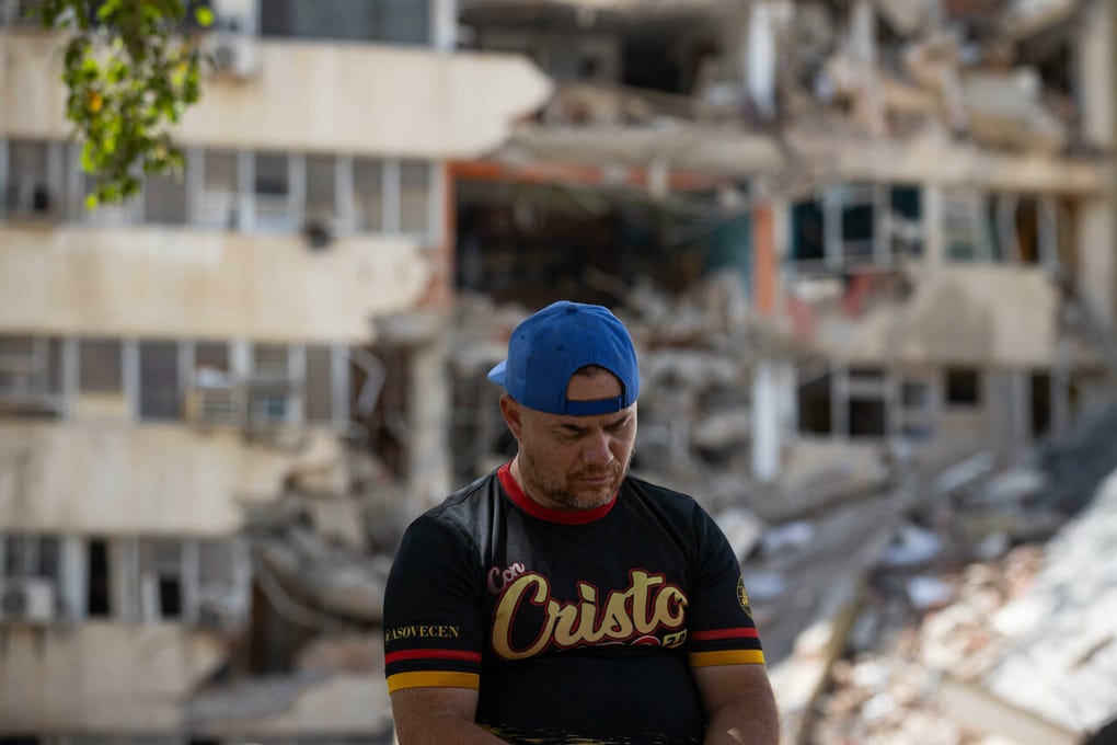 Un hombre reacciona junto a un edificio afectado por los terremotos, este miércoles, en La Guaira (Venezuela).