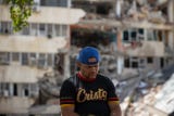 Un hombre reacciona junto a un edificio afectado por los terremotos, este miércoles, en La Guaira (Venezuela).