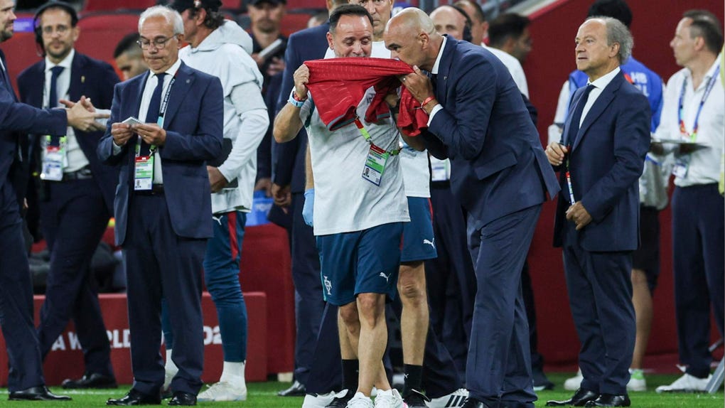 Roberto Martínez besa camiseta de Diogo Jota tras el partido con Croacia