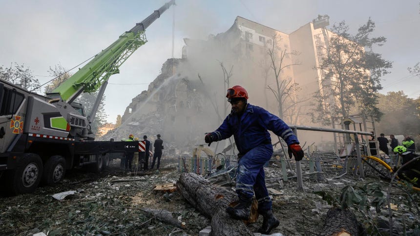 Rusia bombardea la industria militar de Kiev: 17 muertos y fábricas de misiles destruidas