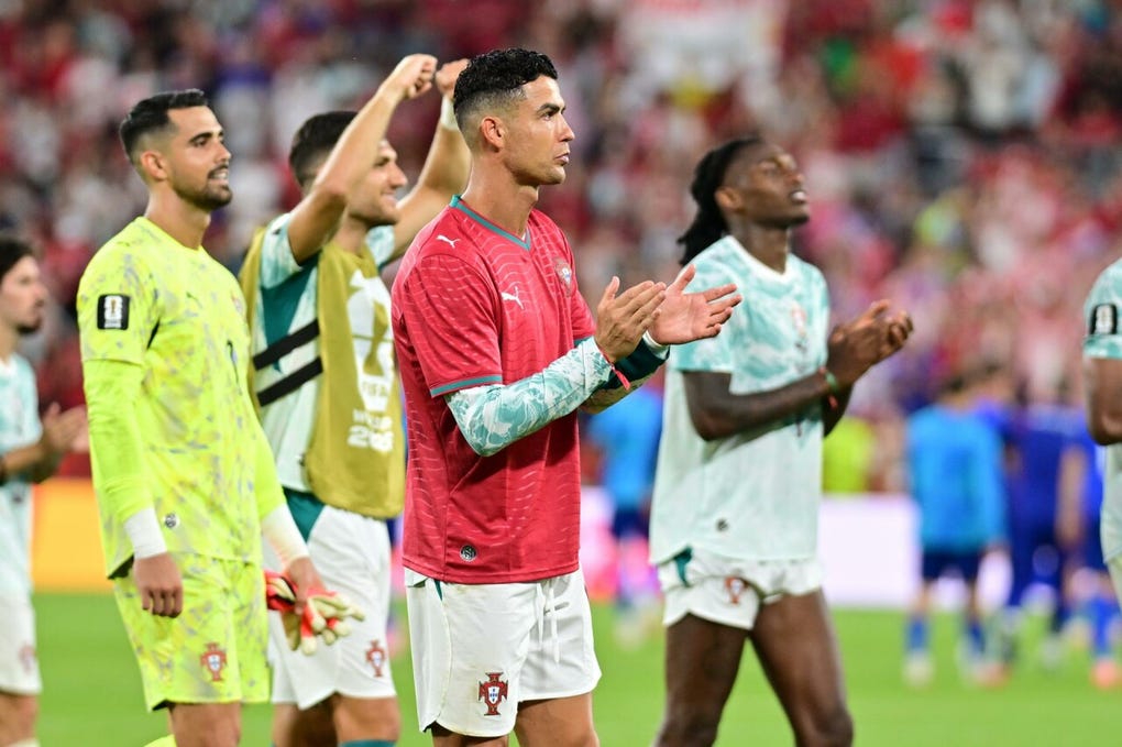 Los compañeros de selección rodearon al capitán y respetaron el momento de recogimiento.