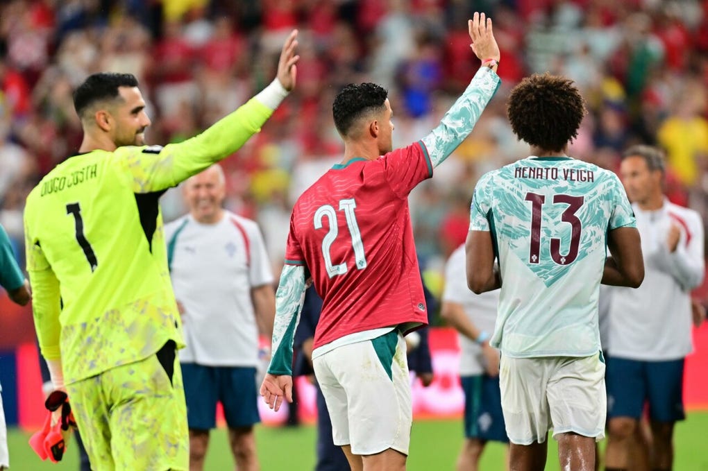 Portugal celebraba su clasificación, pero el gesto de su máxima figura recordó que el fútbol también está atravesado por la memoria.