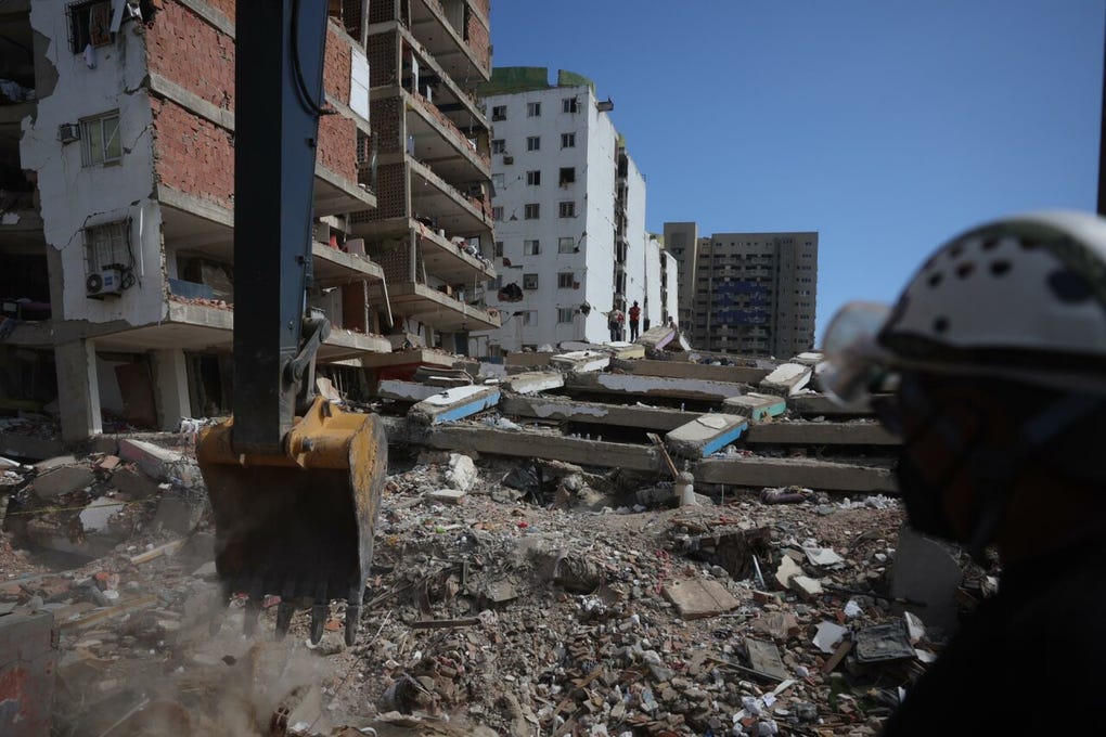 Fotografía que muestra escombros de un edificio afectado por el doble terremoto de magnitudes 7,2 y 7,5, este miércoles, en La Guaira (Venezuela).