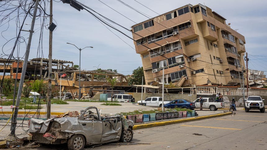 Además de las edificaciones que se desplomaron por completo, cienetos de infraestructuras quedaron severamente dañadas o colapsadas.