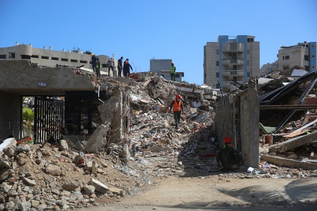 La presidenta interina, Delcy Rodríguez, decretó el miércoles 1 de julio siete días de luto nacional para rendir homenaje a las víctimas del doble terremoto que ha devastado la costa norte del país. Según el último recuento, cerca de 2 300 personas han perdido la vida desde el jueves 24 de julio.