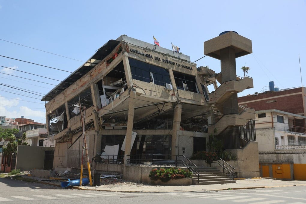 Fotografía que muestra el edificio de la Contraloría del Estado de la Guaira afectado por el doble terremoto de magnitudes 7,2 y 7,5, este miércoles, en La Guaira (Venezuela).