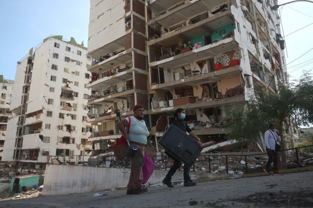 Fotografía que muestra personas caminando por una calle afectada por el doble terremoto de magnitudes 7,2 y 7,5, este miércoles, en La Guaira (Venezuela).