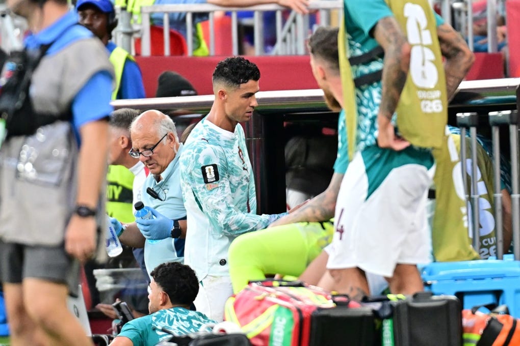Cristiano Ronaldo salió de la cancha por un cambio táctico. También se le vio una herida en la pierna.