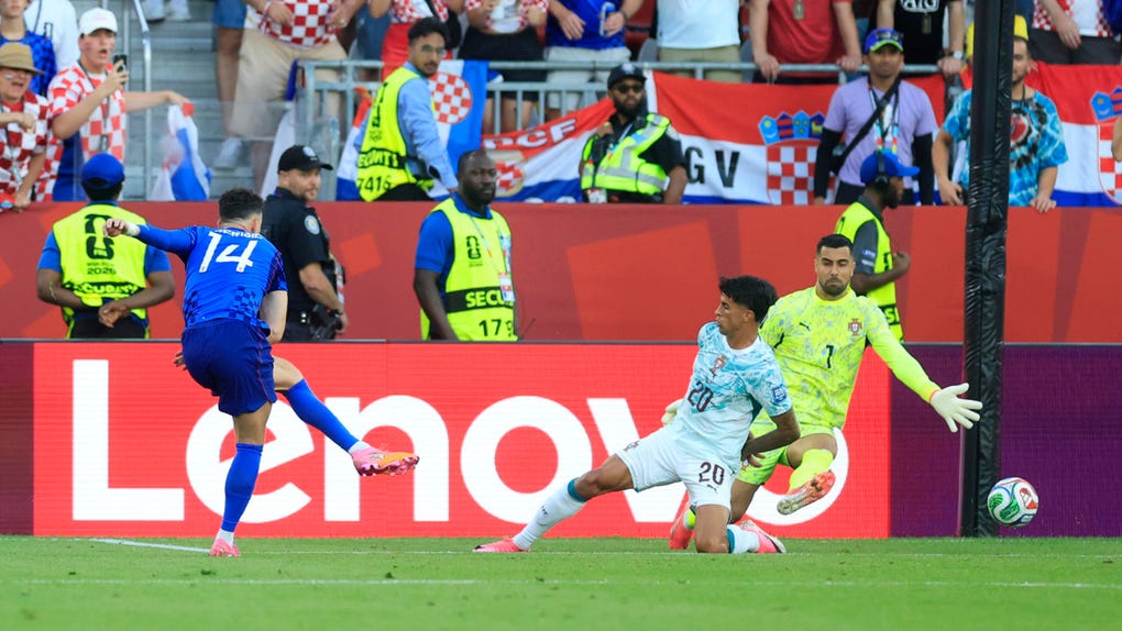 Ivan Perisic anota el primero del partido para Croacia.