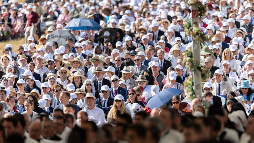 Miles de fieles se concentraron en torno a la iglesia de Econe mientras varios sacerdotes recibían la consagración episcopal durante una misa pontificia organizada por la Fraternidad San Pío X (SSPX), en Econe, cerca de Sion (Suiza), el 1 de julio de 2026.