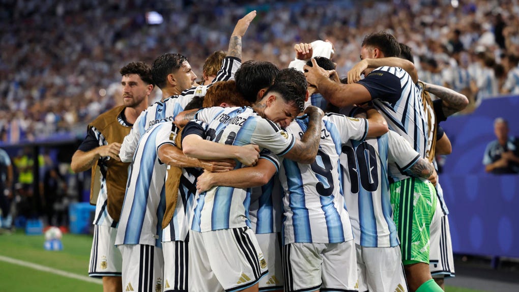 Jugadores de Argentina celebran el 3-2