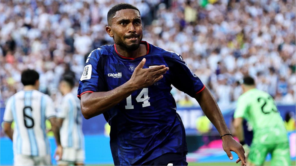 Deroy Duarte celebra su gol ante Argentina.