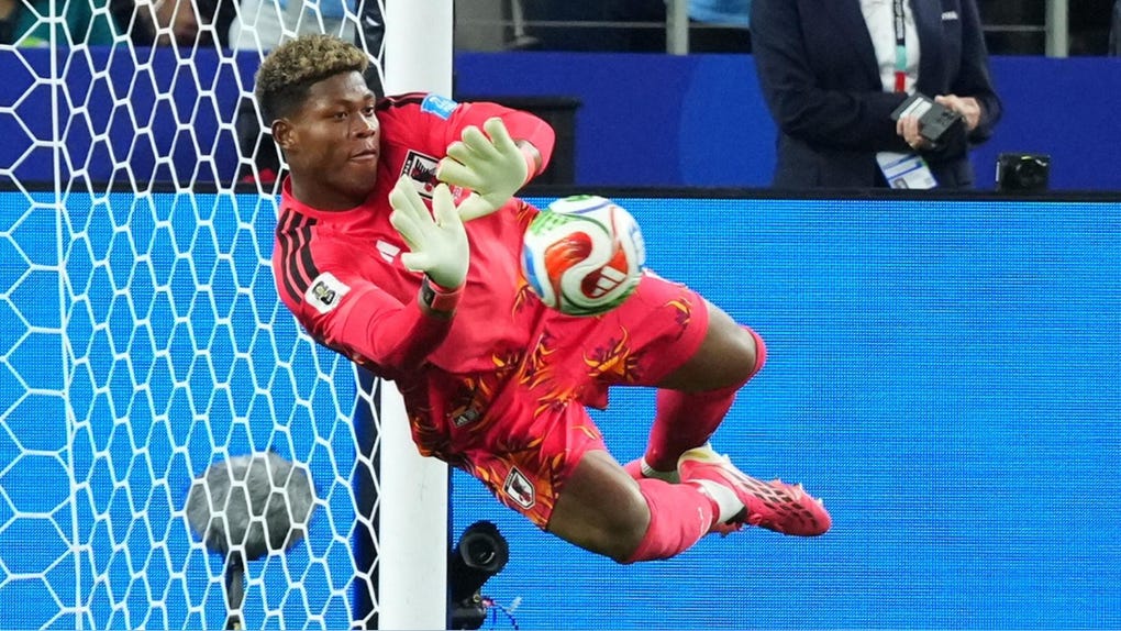 Zion Suzuki en acción durante el Mundial 2026.