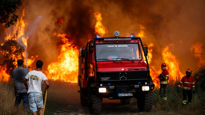 Más de 1.000 bomberos combaten un incendio que arrasa 10.000 hectáreas en Portugal