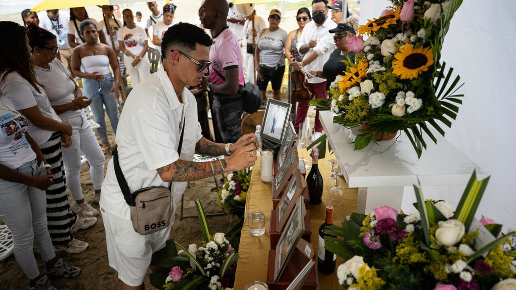 Leonardo Suárez honra a familiares fallecidos en los terremotos de junio durante una ceremonia en Catia La Mar, Venezuela.