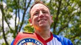 ¡Insólito! Hombre devora 66 'hot dogs' en 10 minutos en tradicional concurso de Nueva York