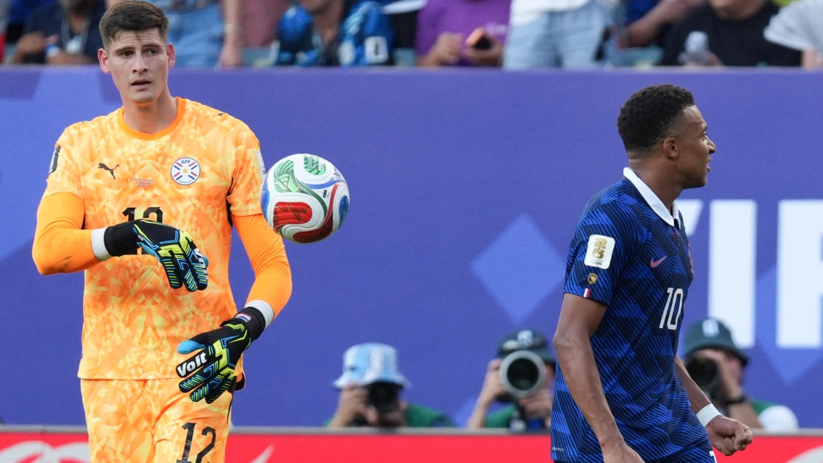 ¿Un desaire? Mbappé no quiso darle la mano a Gill y el portero paraguayo reaccionó de inmediato