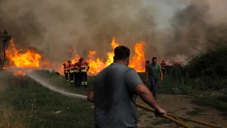 Más de 1.000 bomberos combaten un incendio que arrasa 10.000 hectáreas en Portugal