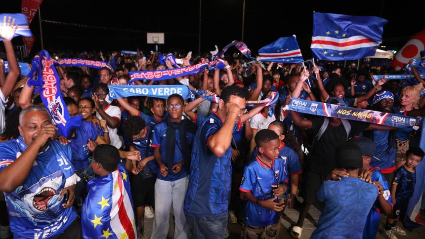 Aficionaods de Cabo Verde durante la Fan Zone ubicada in Praia, capital del país que ahora entra en los ojos del mundo.
