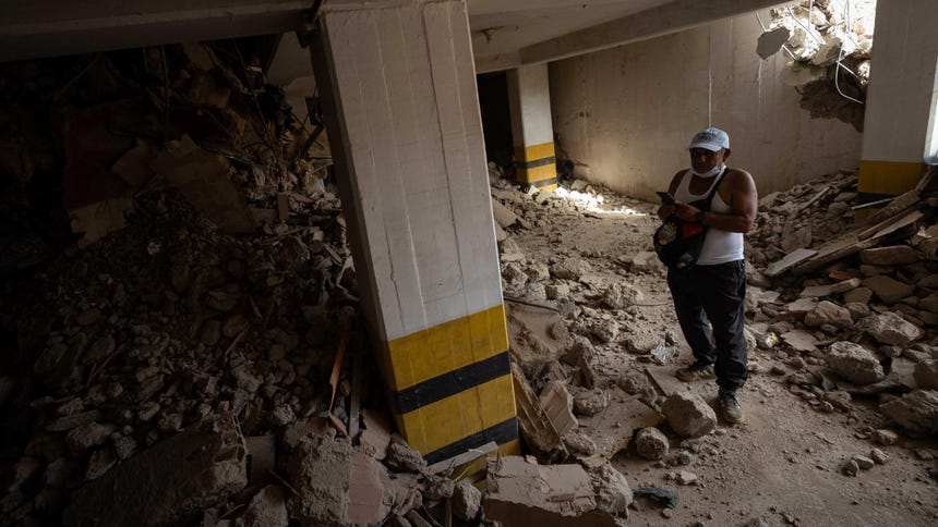  Una persona busca en medio de los escombros de un edificio este domingo, en La Guaira (Venezuela). 